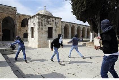 mulims on temple mount throwing rocks